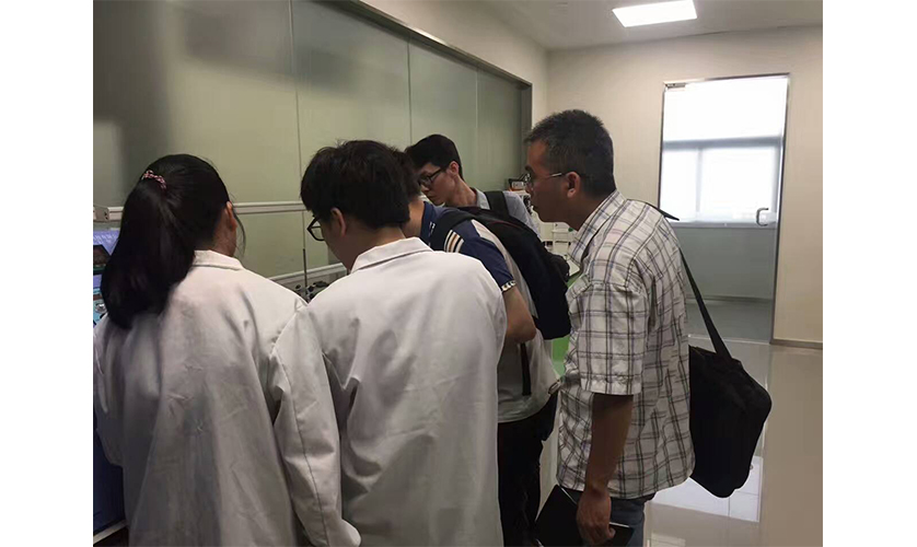 在格丹納工程師指導下進行操作