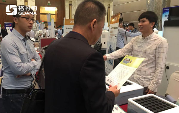 格丹納工程師現場與用戶、專業人士進行交流