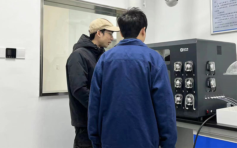 格丹納工程師為測試中心的工作人員進行培訓(xùn)